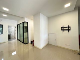 For sale 4 ベッドルーム townhouse in Saphan Sung, Bangkok