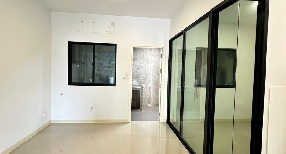 Casa adosada en venta de 4 habitaciones en Saphan Sung, Bangkok