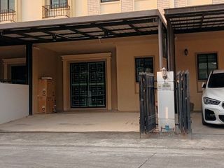 For sale 4 ベッドルーム townhouse in Saphan Sung, Bangkok