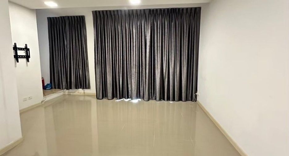 Casa adosada en venta de 4 habitaciones en Saphan Sung, Bangkok