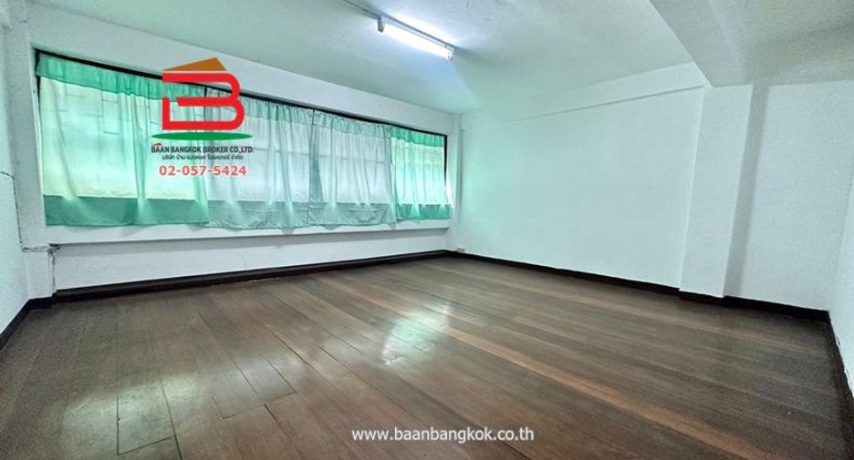 For rent and for sale 4 bedrooms retail Space in Dusit, Bangkok