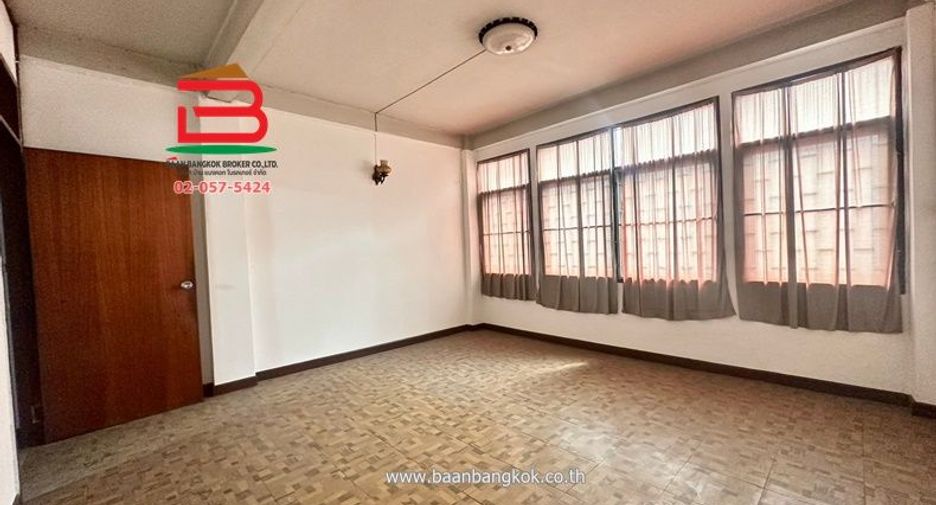 For rent and for sale 4 bedrooms retail Space in Dusit, Bangkok