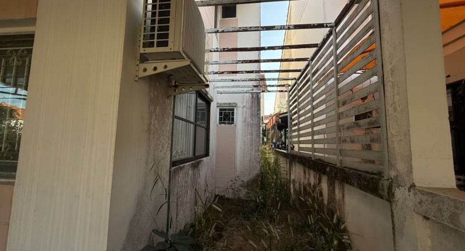 For sale 3 bedrooms townhouse in Si Racha, Chonburi