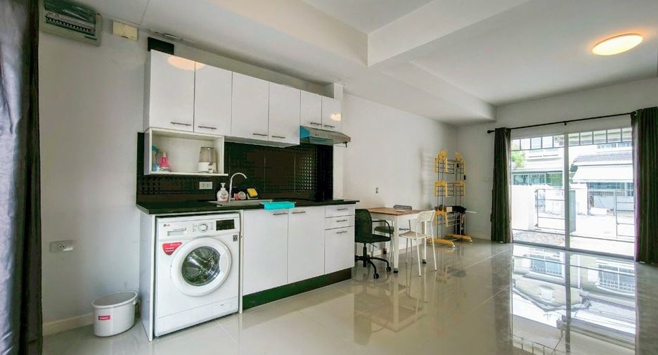 For rent 2 bedrooms townhouse in Bang Phli, Samut Prakan