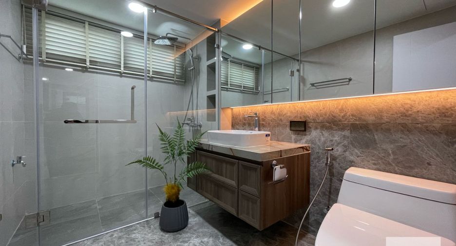 For rent 3 bedrooms condo in Khlong Toei, Bangkok
