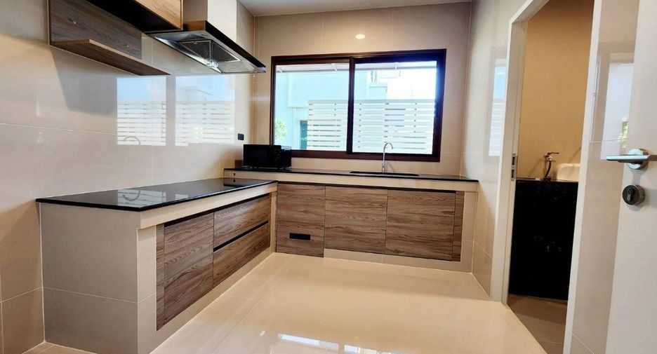 For rent and for sale 4 bedrooms house in Bang Kapi, Bangkok