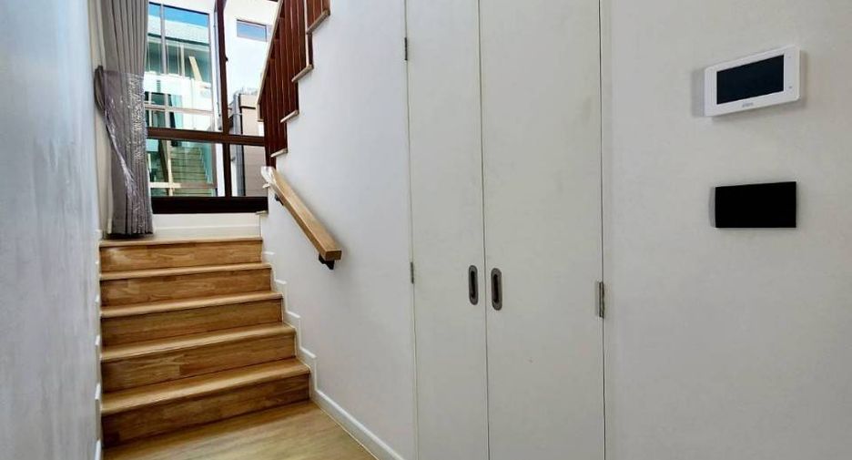 For rent and for sale 4 bedrooms house in Bang Kapi, Bangkok