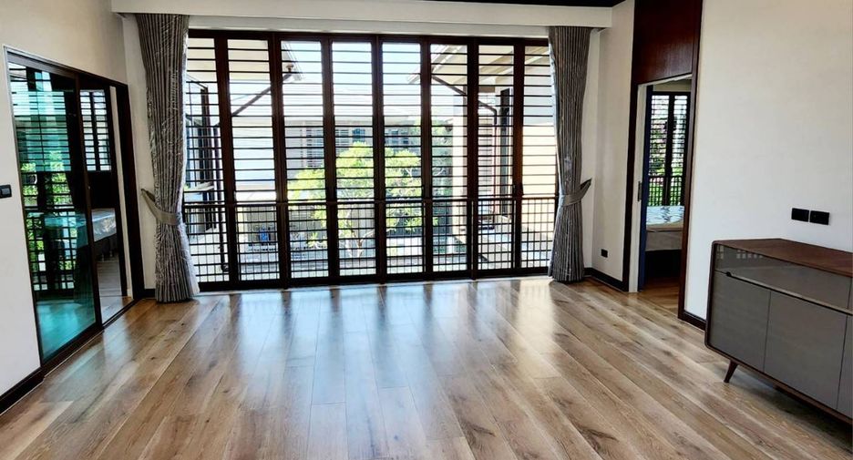 For rent and for sale 4 bedrooms house in Bang Kapi, Bangkok