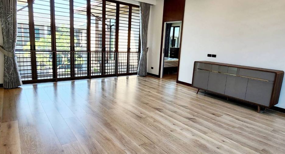 For rent and for sale 4 bedrooms house in Bang Kapi, Bangkok
