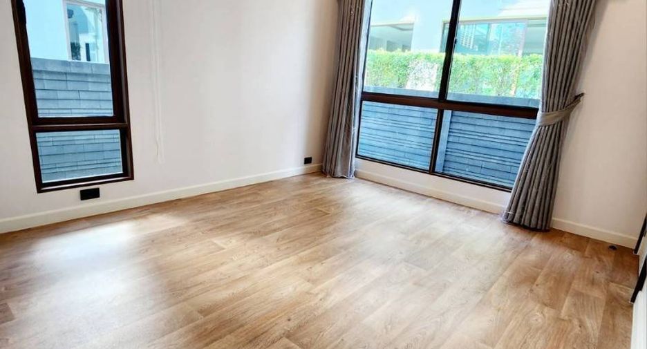 For rent and for sale 4 bedrooms house in Bang Kapi, Bangkok