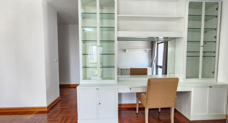 For rent 3 bedrooms apartment in Pathum Wan, Bangkok