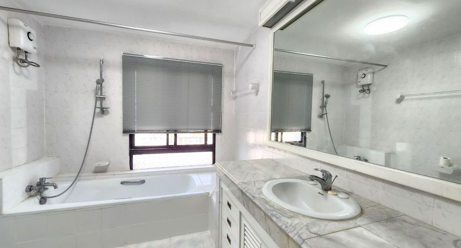 For rent 3 bedrooms apartment in Pathum Wan, Bangkok