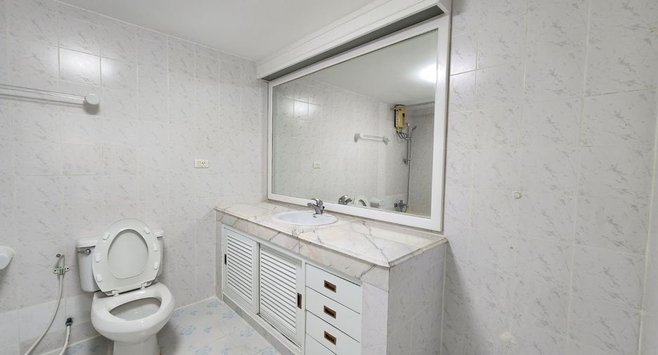 For rent 3 bedrooms apartment in Pathum Wan, Bangkok