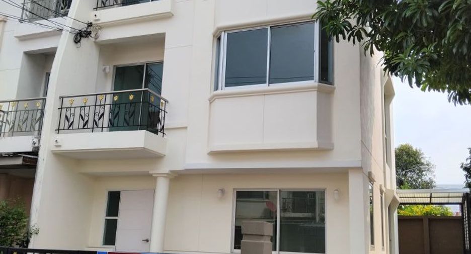 For sale 3 bedrooms townhouse in Bang Khen, Bangkok