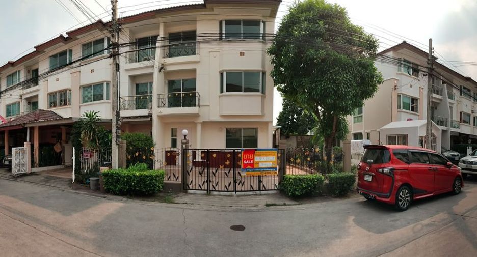 For sale 3 bedrooms townhouse in Bang Khen, Bangkok