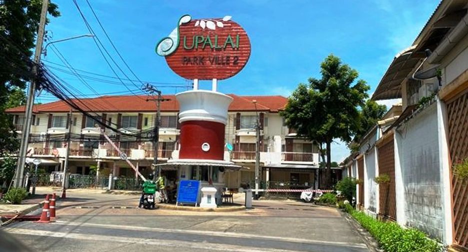 For sale 3 bedrooms townhouse in Bang Khen, Bangkok