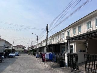 For sale 4 ベッドルーム townhouse in Saphan Sung, Bangkok