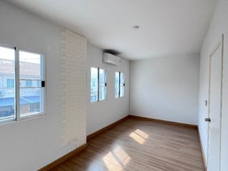For sale 4 ベッドルーム townhouse in Saphan Sung, Bangkok