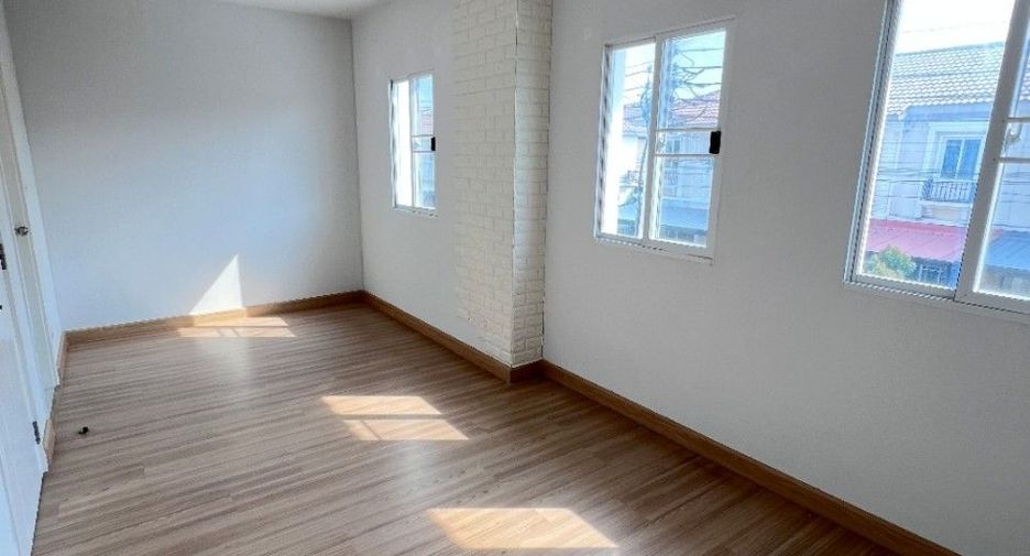 Casa adosada en venta de 4 habitaciones en Saphan Sung, Bangkok