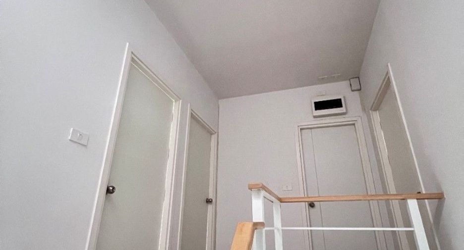 Casa adosada en venta de 4 habitaciones en Saphan Sung, Bangkok