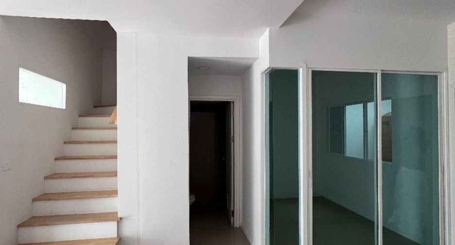 Casa adosada en venta de 4 habitaciones en Saphan Sung, Bangkok