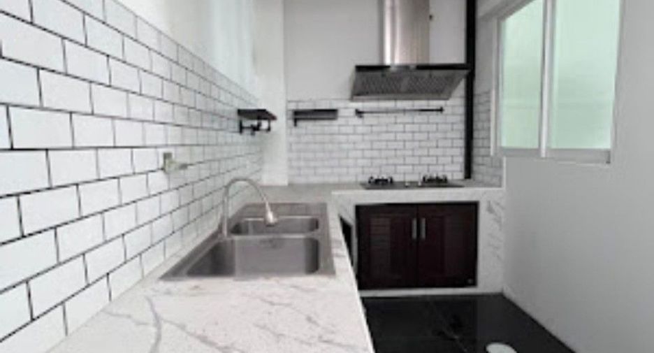 Casa adosada en venta de 4 habitaciones en Saphan Sung, Bangkok