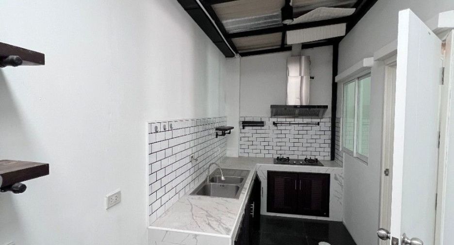 Casa adosada en venta de 4 habitaciones en Saphan Sung, Bangkok