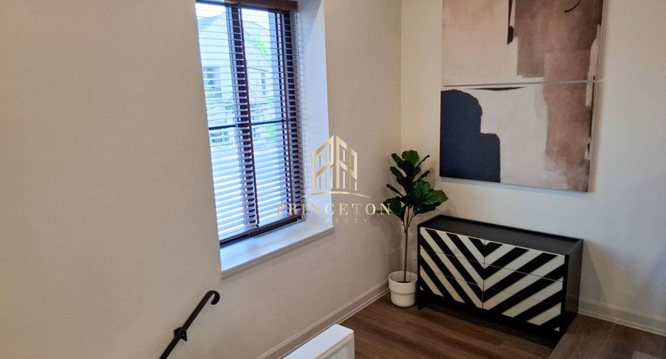 For rent and for sale 4 bedrooms house in Saphan Sung, Bangkok