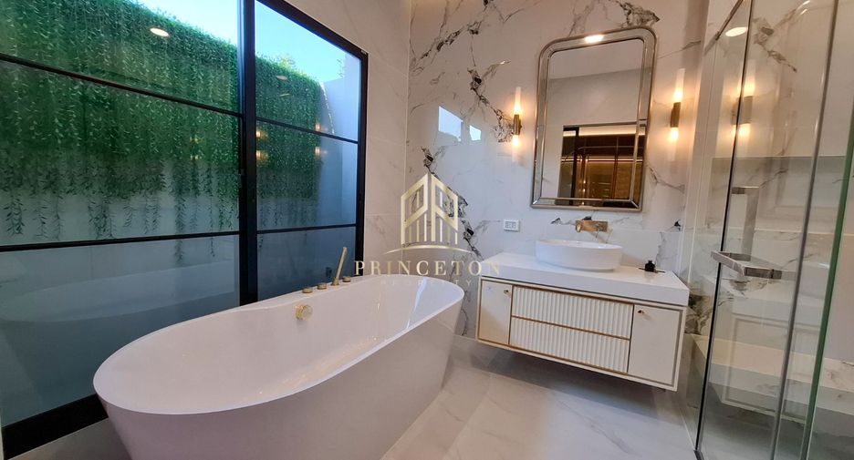 For rent and for sale 4 bedrooms house in Saphan Sung, Bangkok