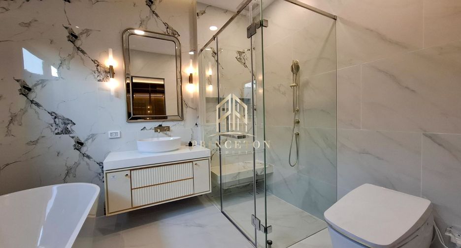 For rent and for sale 4 bedrooms house in Saphan Sung, Bangkok