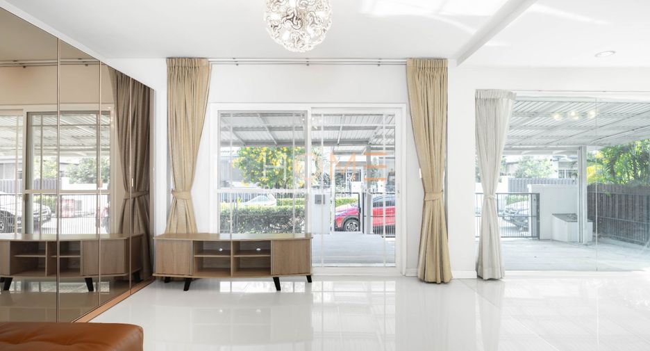 For sale 3 bedrooms house in Bang Kapi, Bangkok