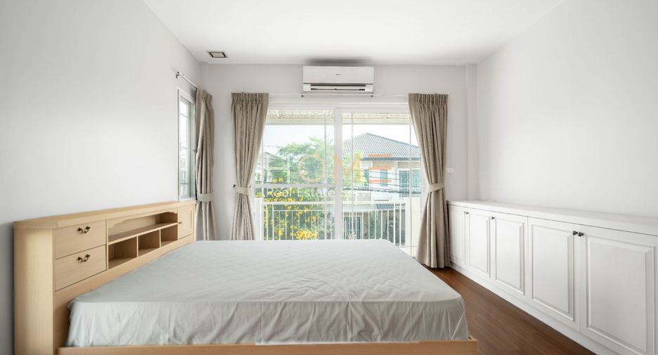 For sale 3 bedrooms house in Bang Kapi, Bangkok