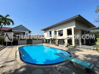 Casa en alquiler de 5 habitaciones en Phra Khanong, Bangkok