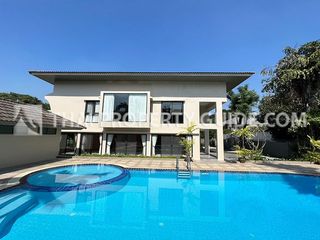 Casa en alquiler de 5 habitaciones en Phra Khanong, Bangkok