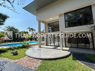 Casa en alquiler de 5 habitaciones en Phra Khanong, Bangkok