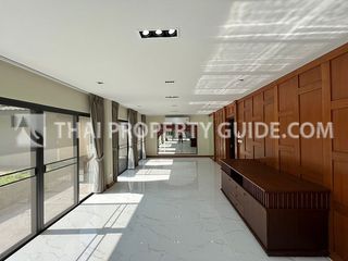 Casa en alquiler de 5 habitaciones en Phra Khanong, Bangkok