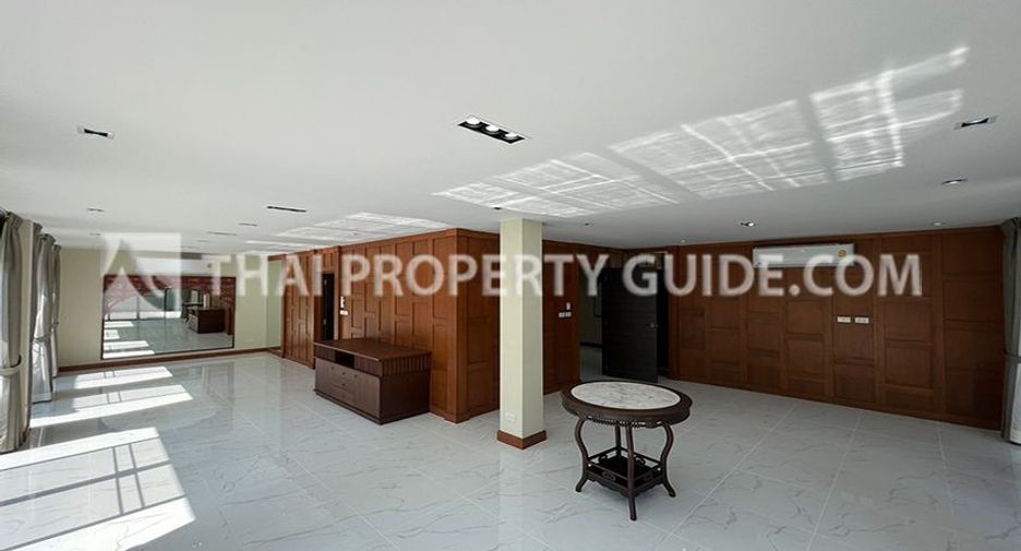 For rent 5 bedrooms house in Phra Khanong, Bangkok