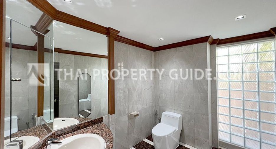For rent 5 bedrooms house in Phra Khanong, Bangkok