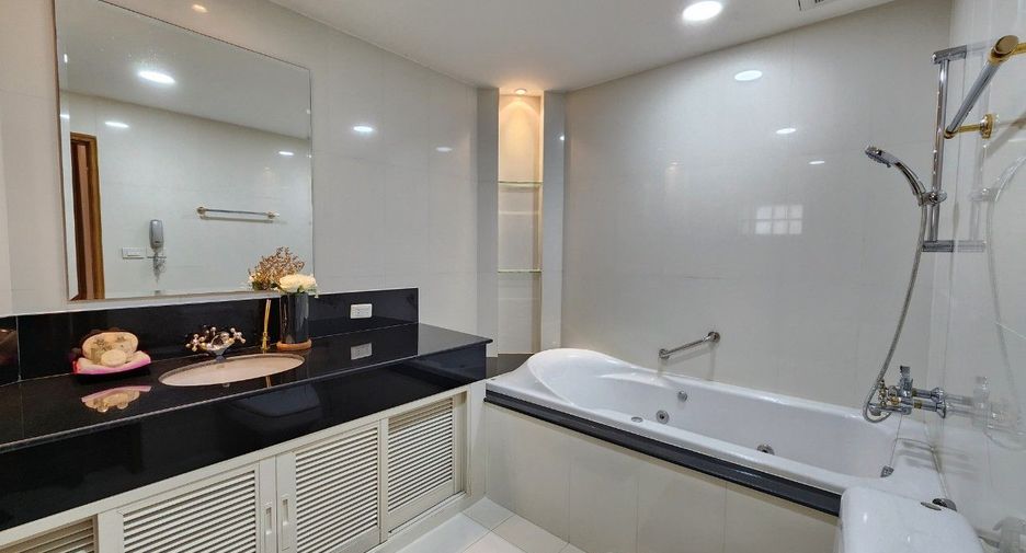 For rent 2 bedrooms apartment in Khlong Toei, Bangkok