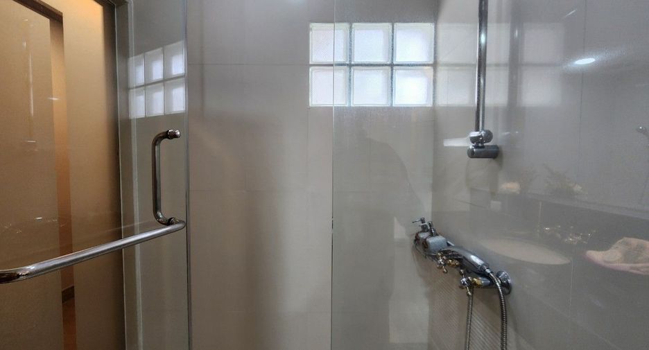 For rent 2 bedrooms apartment in Khlong Toei, Bangkok
