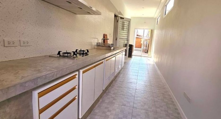 For rent 6 bedrooms house in San Kamphaeng, Chiang Mai
