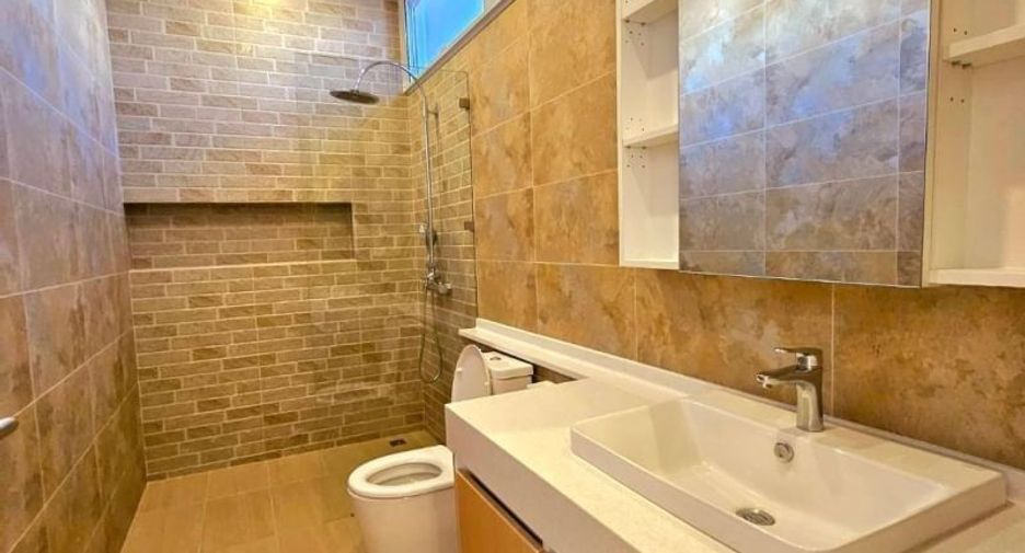 For rent 6 bedrooms house in San Kamphaeng, Chiang Mai