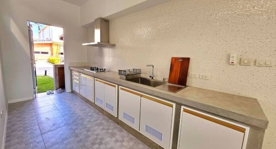 For rent 6 bedrooms house in San Kamphaeng, Chiang Mai
