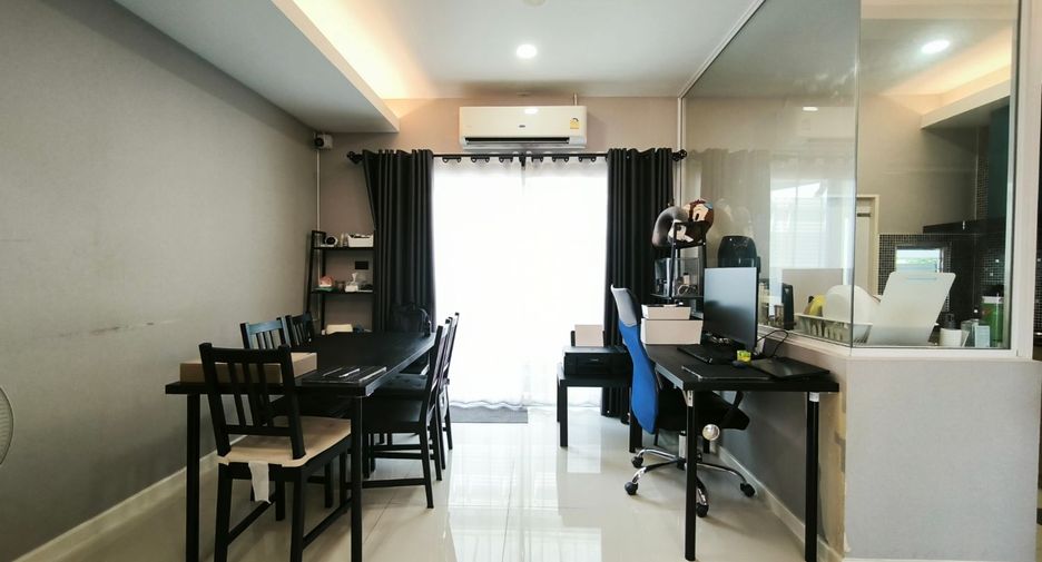For sale 3 bedrooms townhouse in Mueang Samut Prakan, Samut Prakan