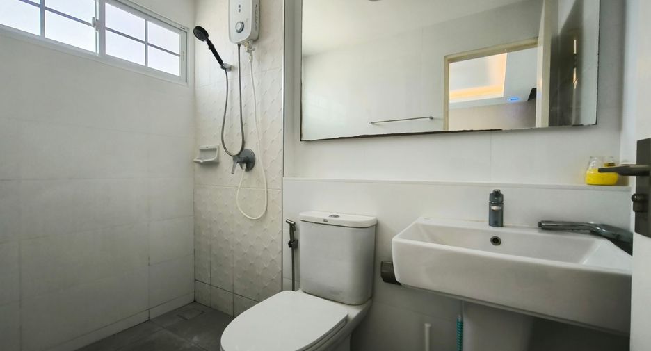 For sale 3 bedrooms townhouse in Mueang Samut Prakan, Samut Prakan