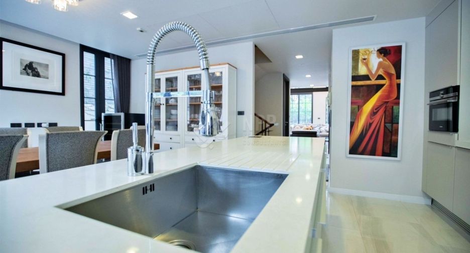 Haus zum Kauf mit 4 Zimmer in Watthana, Bangkok