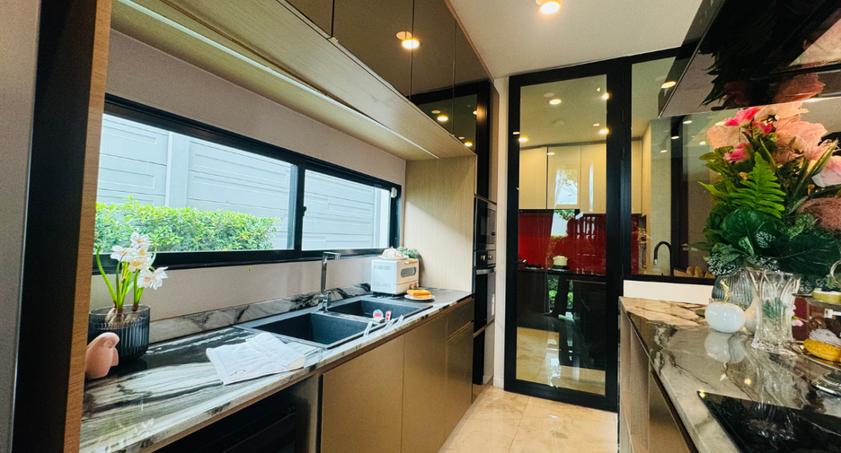 For sale 4 bedrooms house in Mueang Nonthaburi, Nonthaburi
