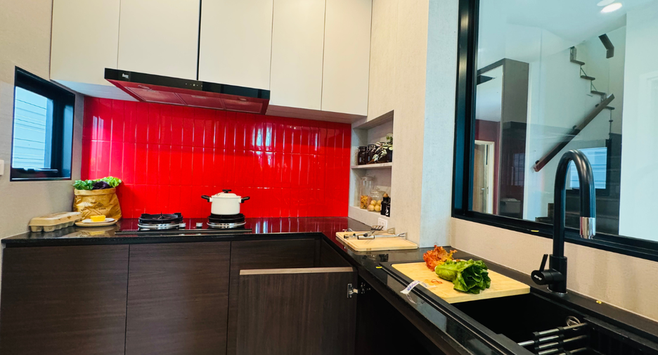For sale 4 bedrooms house in Mueang Nonthaburi, Nonthaburi