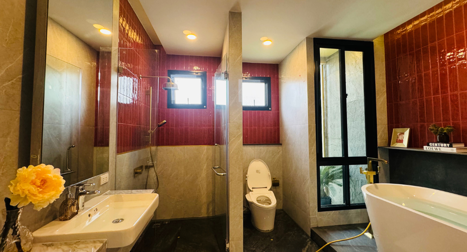For sale 4 bedrooms house in Mueang Nonthaburi, Nonthaburi