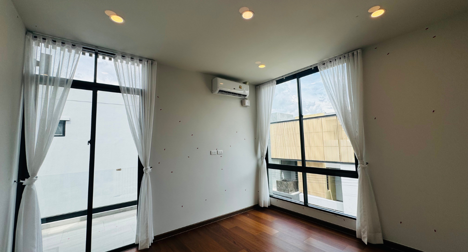 For sale 4 bedrooms house in Mueang Nonthaburi, Nonthaburi